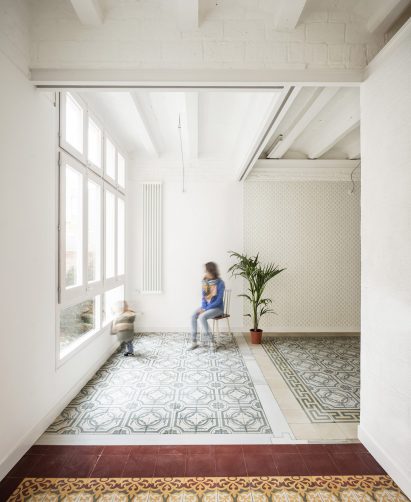 Vallirana 47 apartment by Vora