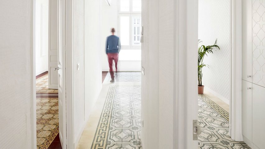Vallirana 47 apartment by Vora