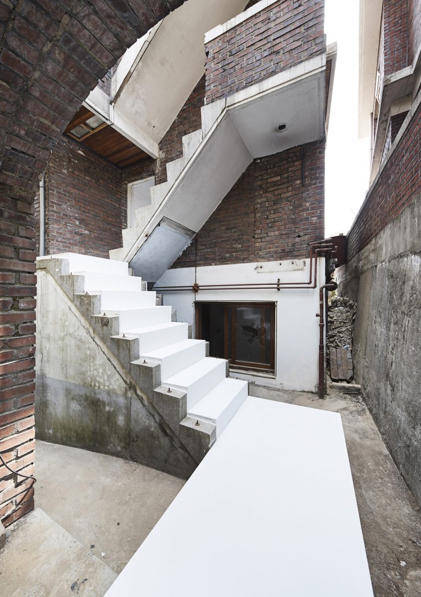 ArchiWorkshop's "funeral for a house" installation examines Seoul's redevelopment procedures