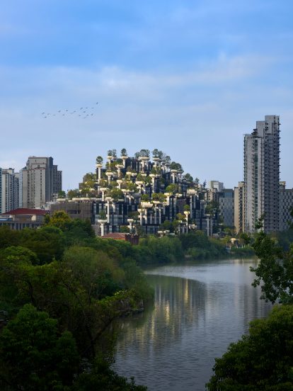 New photos of 1,000 Trees by Heatherwick Studio near completion in China