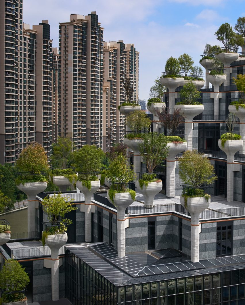 New photos of 1,000 Trees by Heatherwick Studio near completion in China