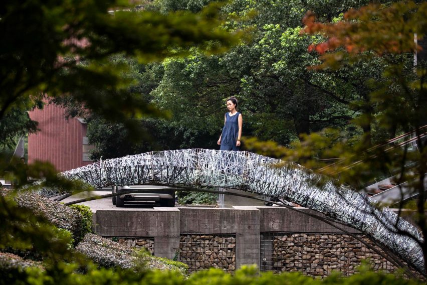 Two robotic fabrication methods entwine to make Tongji University bridge