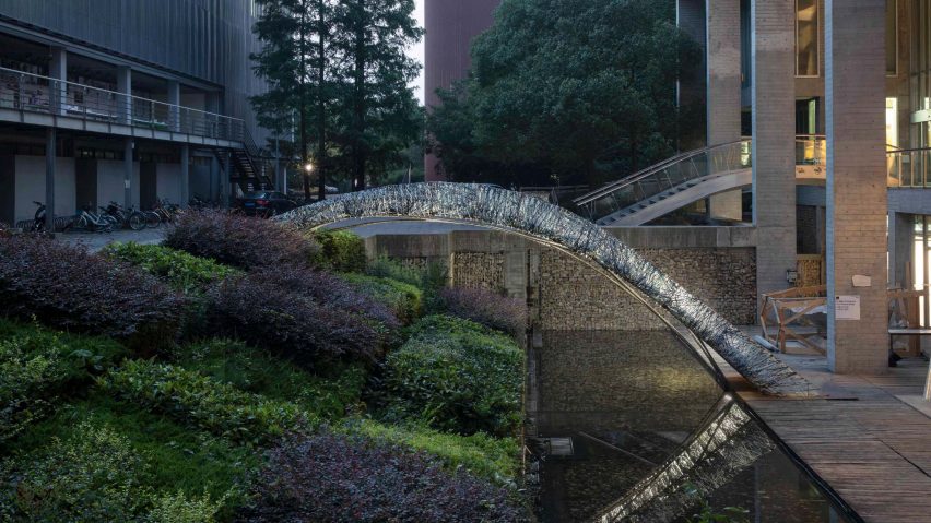 Two robotic fabrication methods entwine to make Tongji University bridge