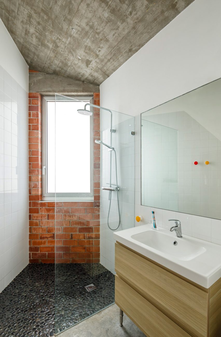 Casa Almudena Jesús Perales bathroom