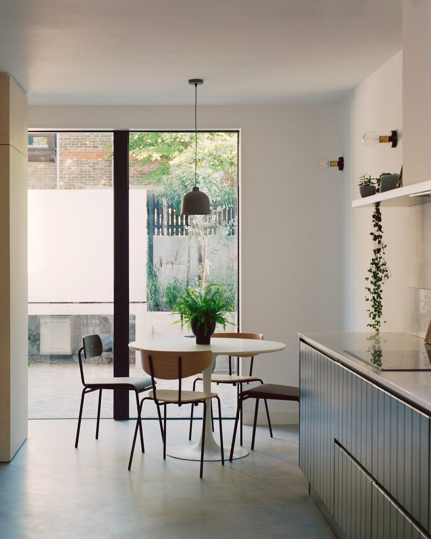 Corner House by 31/44 Architects dining area