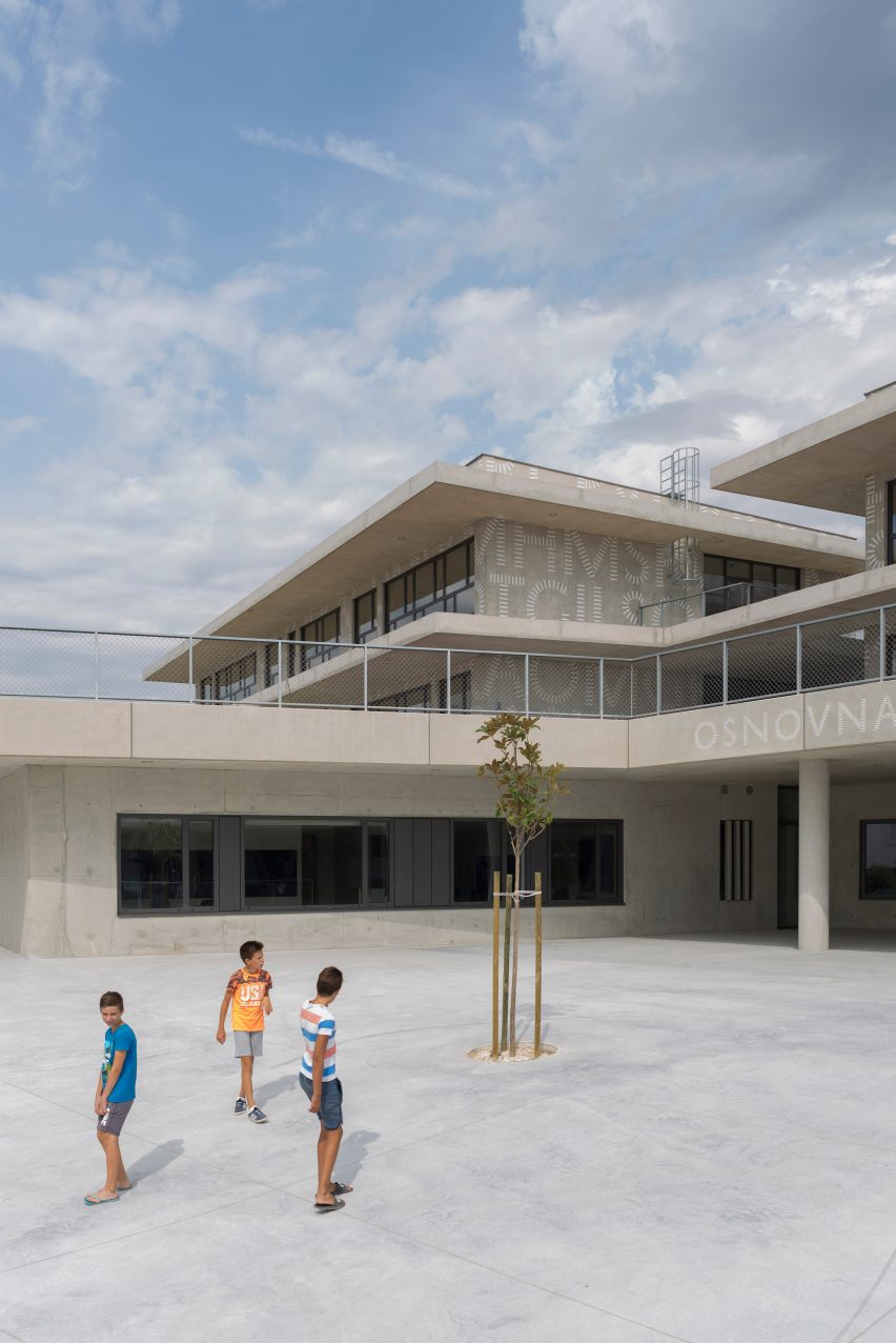 Pazdigrad Primary School by x3m