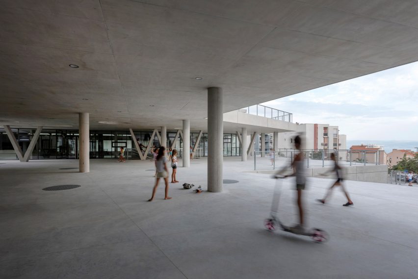 Pazdigrad Primary School by x3m