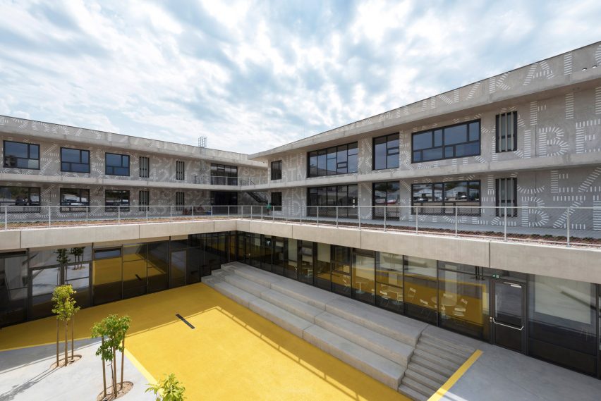 Pazdigrad Primary School by x3m