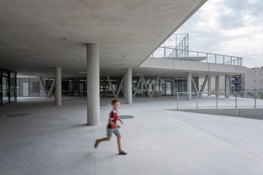 Pazdigrad Primary School by x3m