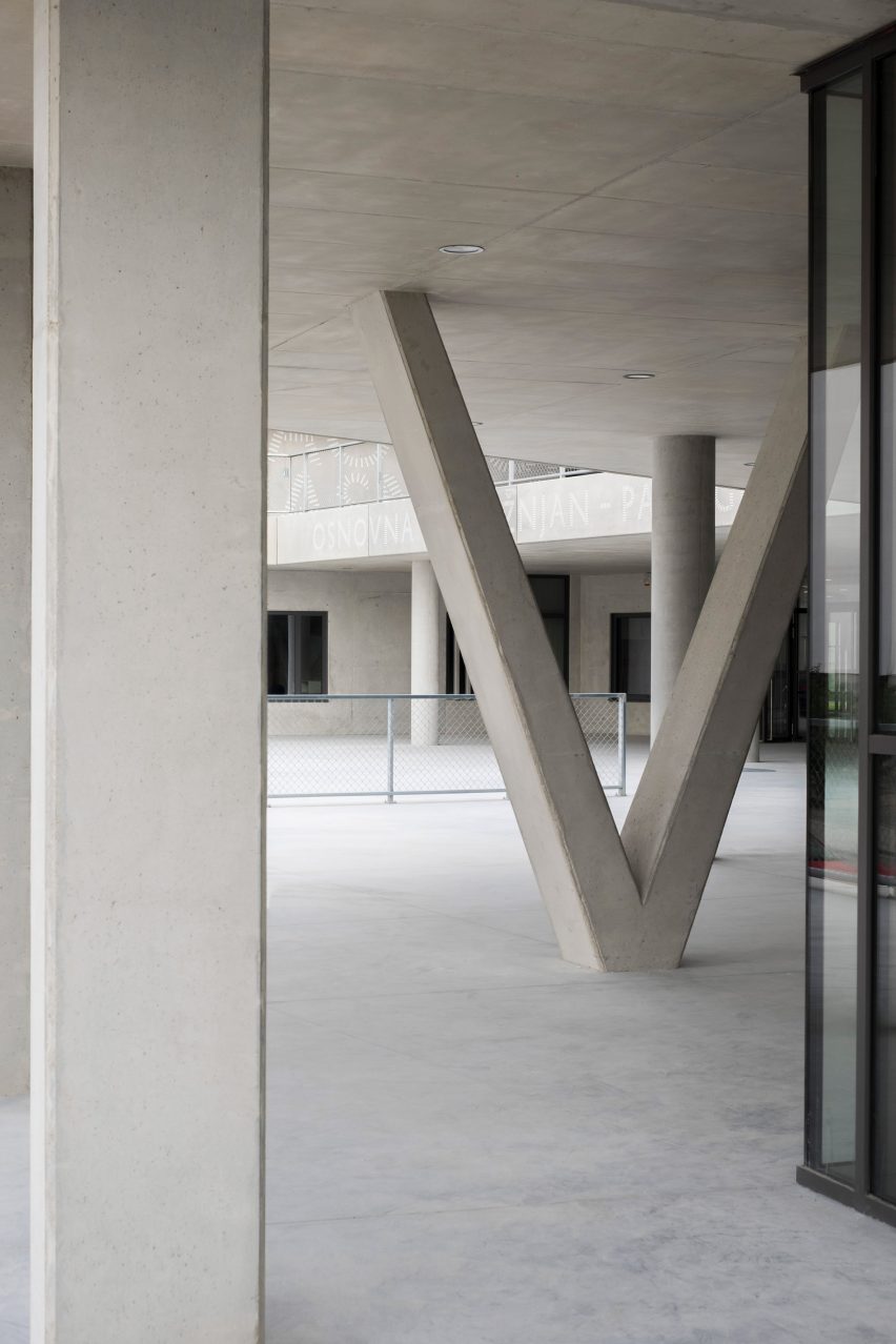 Pazdigrad Primary School by x3m