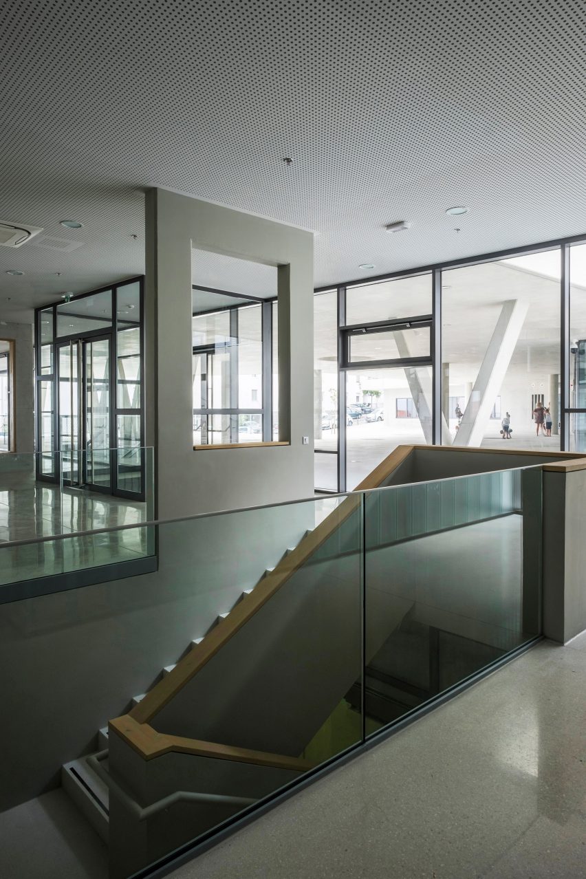 Pazdigrad Primary School by x3m