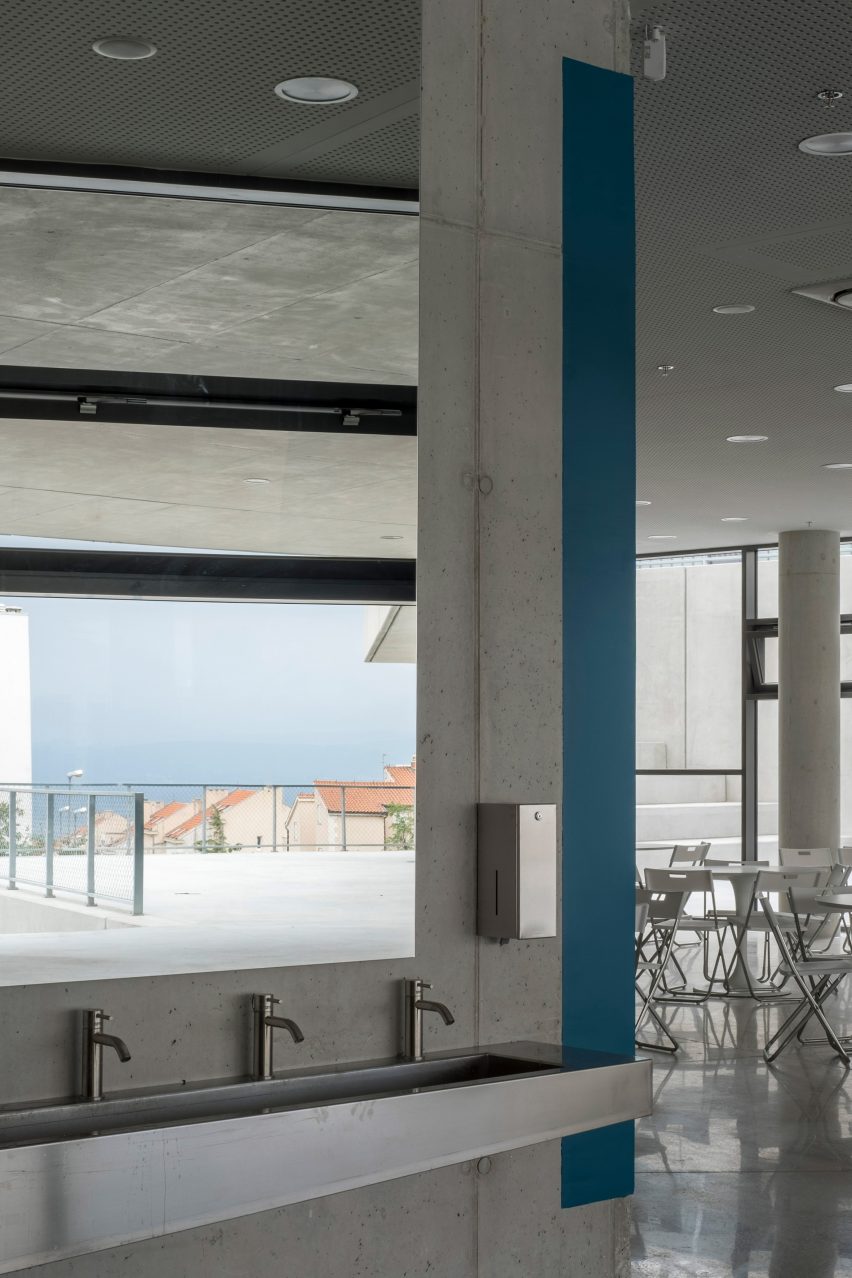 Pazdigrad Primary School by x3m