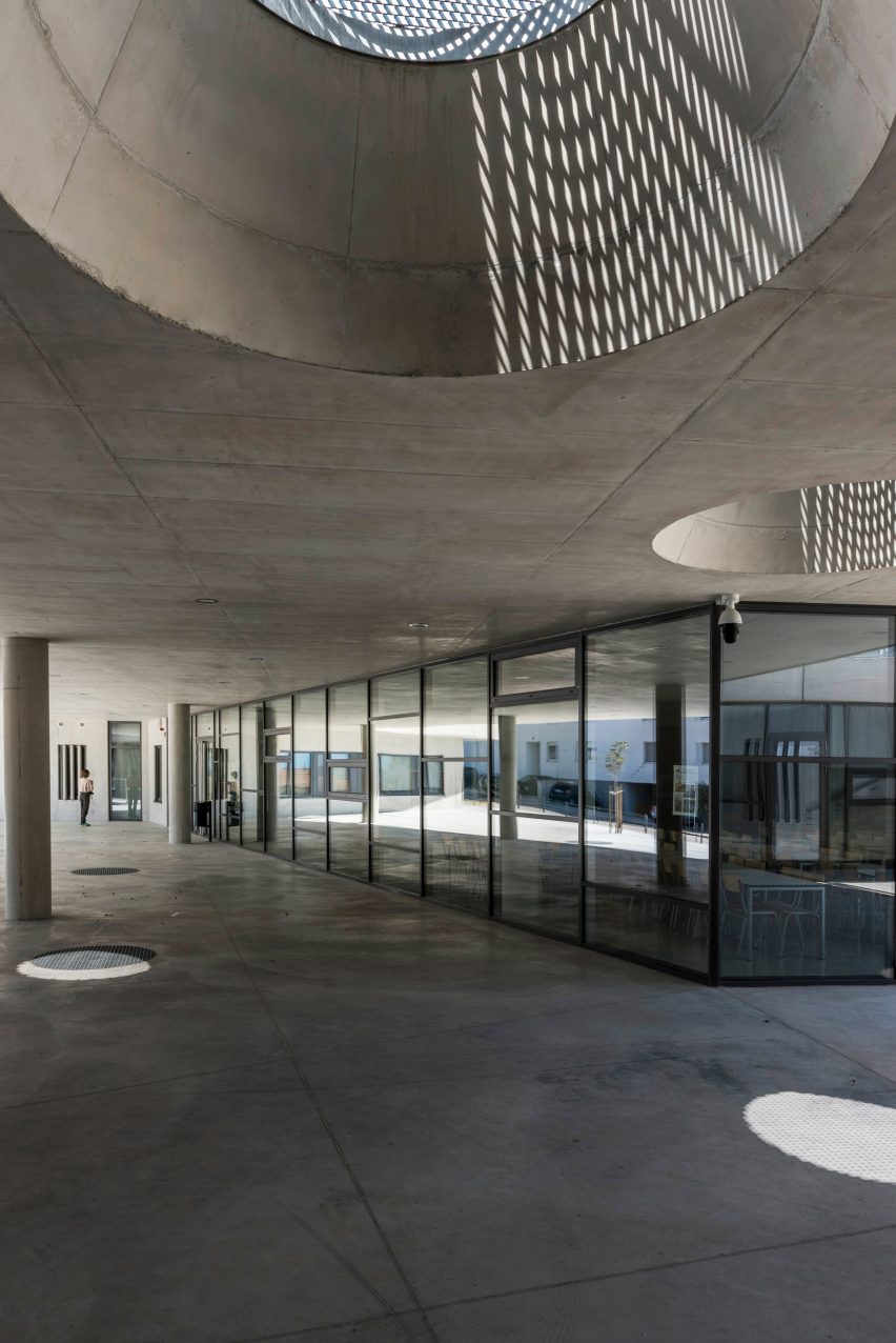 Pazdigrad Primary School by x3m
