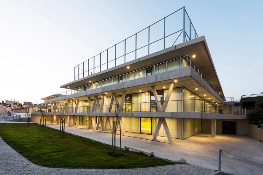 Pazdigrad Primary School by x3m