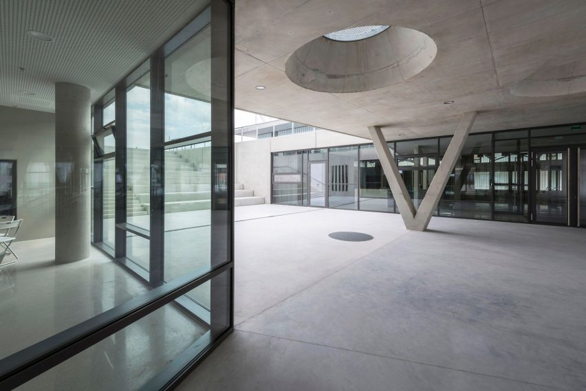 Pazdigrad Primary School by x3m