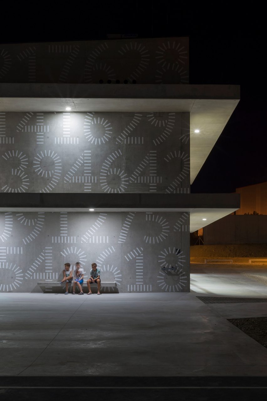 Pazdigrad Primary School by x3m