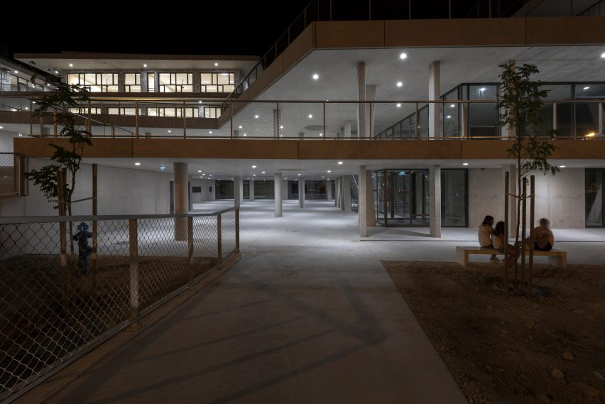 Pazdigrad Primary School by x3m