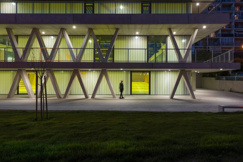 Pazdigrad Primary School by x3m