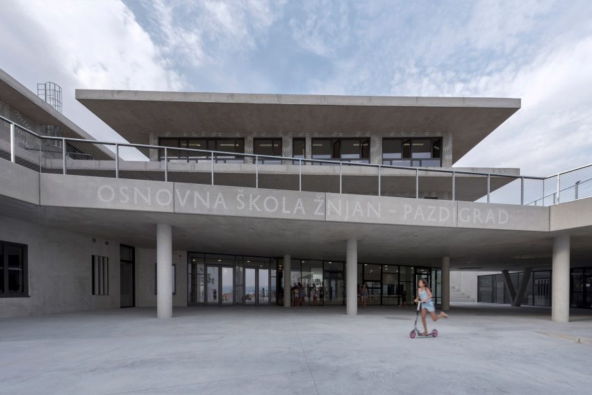 Pazdigrad Primary School by x3m