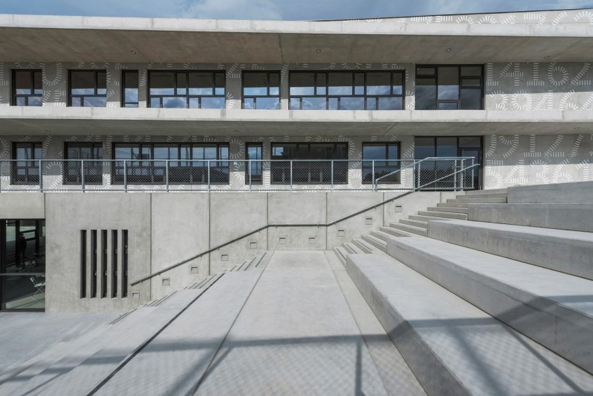 Pazdigrad Primary School by x3m