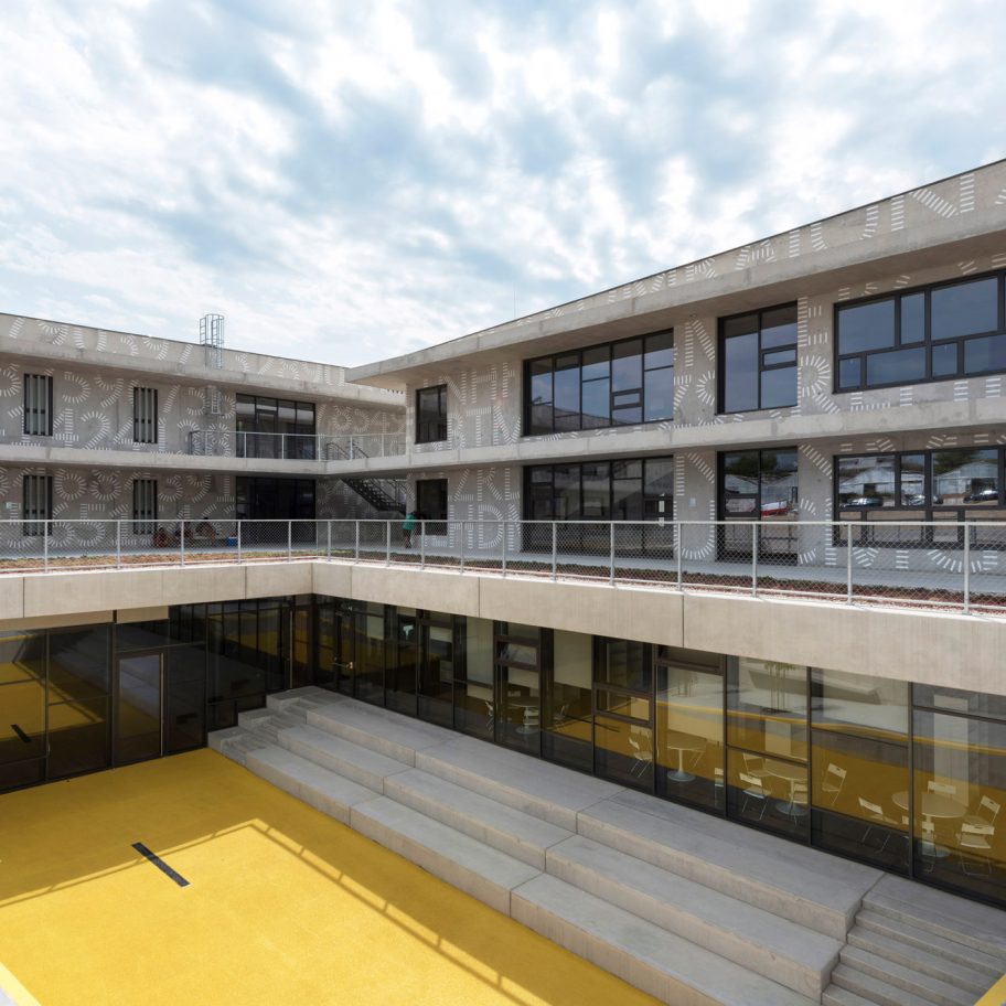 Pazdigrad Primary School by x3m