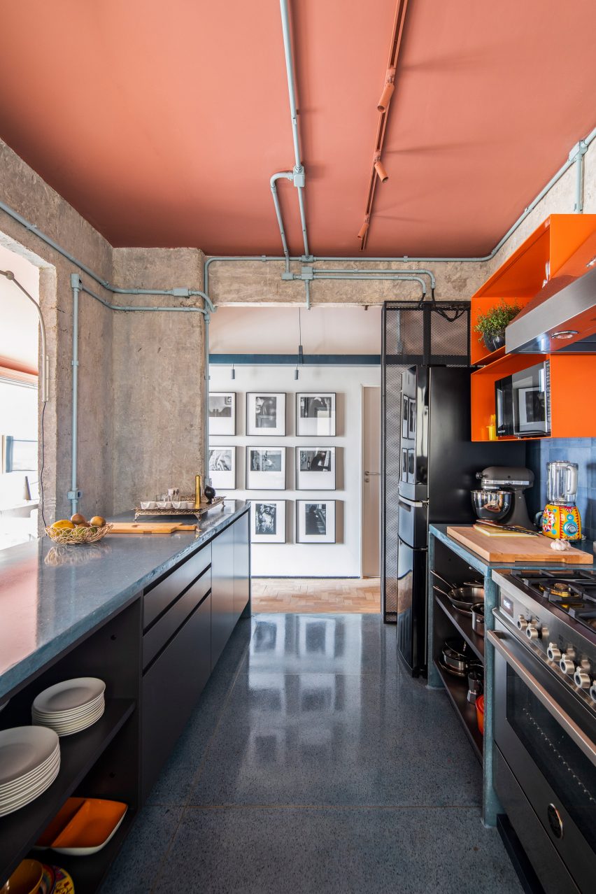 Kitchen at the RF Apartment by SuperLimão with peach ceilings and concrete walls