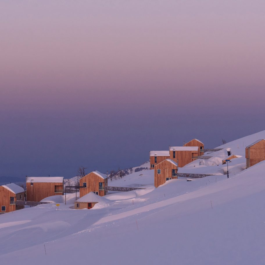 Horizon winter sports resort by MacKay-Lyons Sweetapple