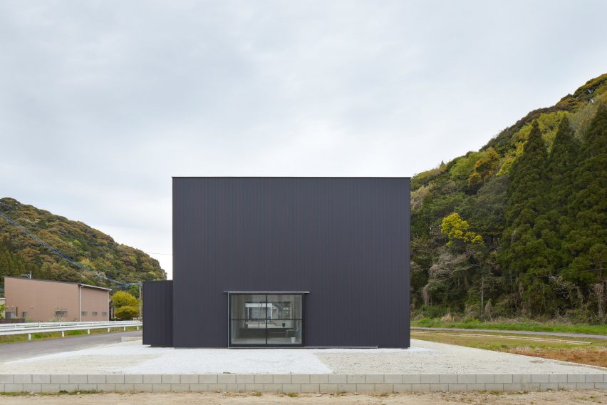 House in Kadogawa by Atelier Kento Eto