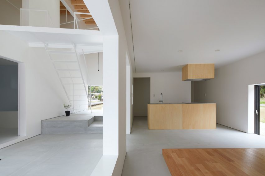House in Kadogawa by Atelier Kento Eto