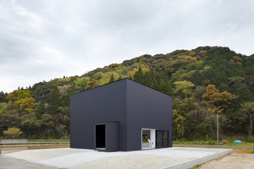 House in Kadogawa by Atelier Kento Eto