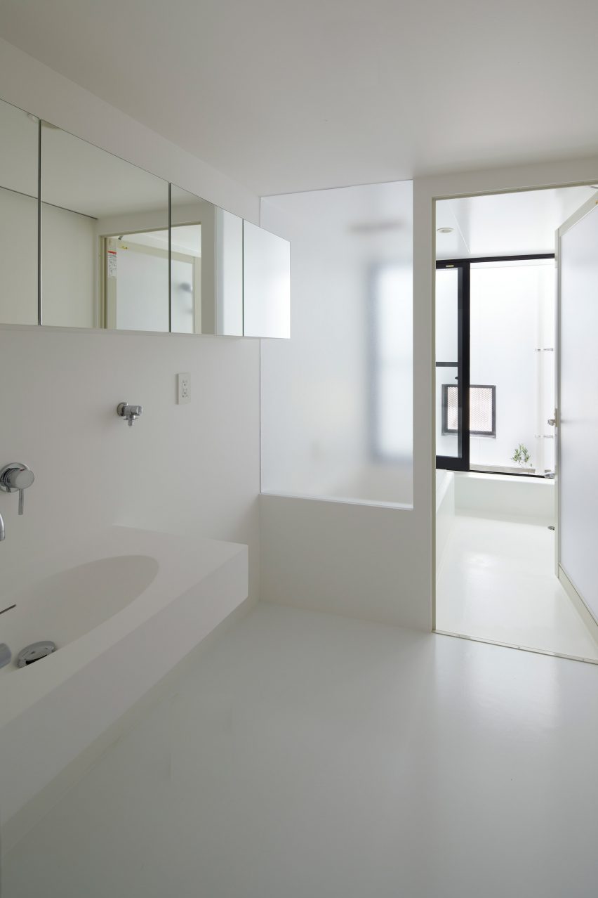 House in Kadogawa by Atelier Kento Eto
