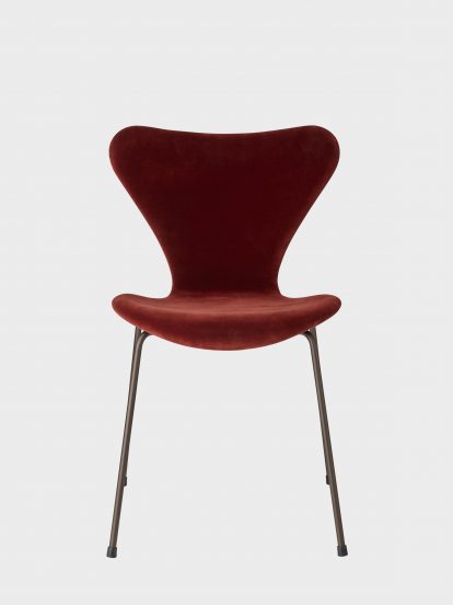 Series 7 chair in velvet by Arne Jacobsen for Fritz Hansen