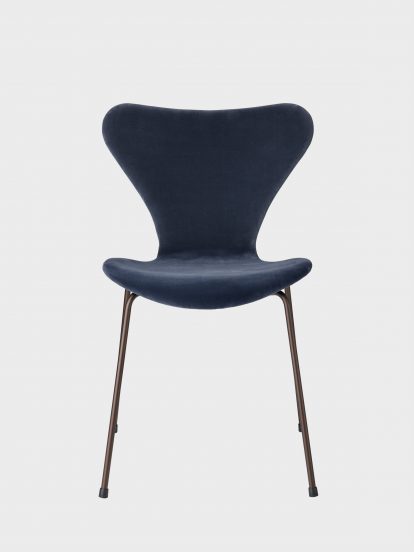 Series 7 chair in velvet by Arne Jacobsen for Fritz Hansen