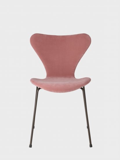 Series 7 chair in velvet by Arne Jacobsen for Fritz Hansen