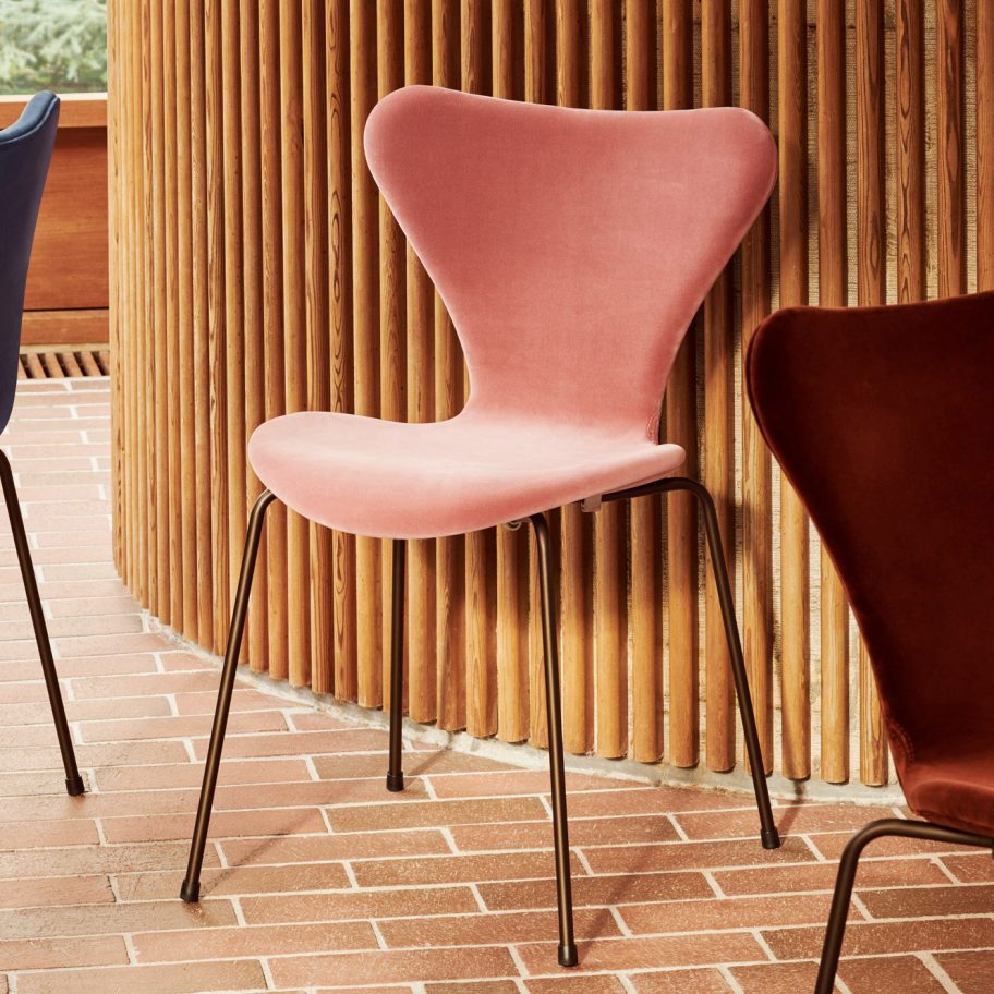 Series 7 chair in velvet by Arne Jacobsen for Fritz Hansen