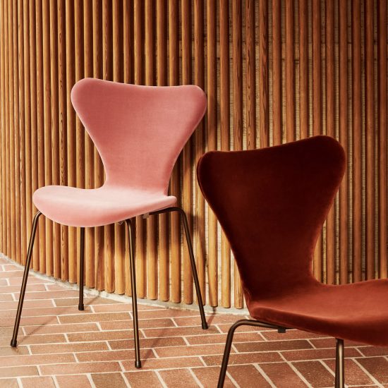 Series 7 chair in velvet by Arne Jacobsen for Fritz Hansen