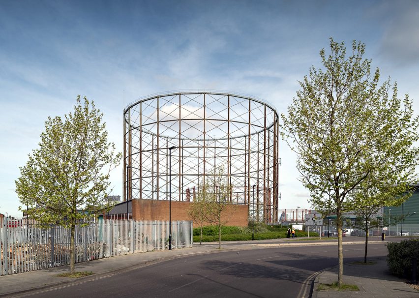 Alligator park in a gas holder by Avanton