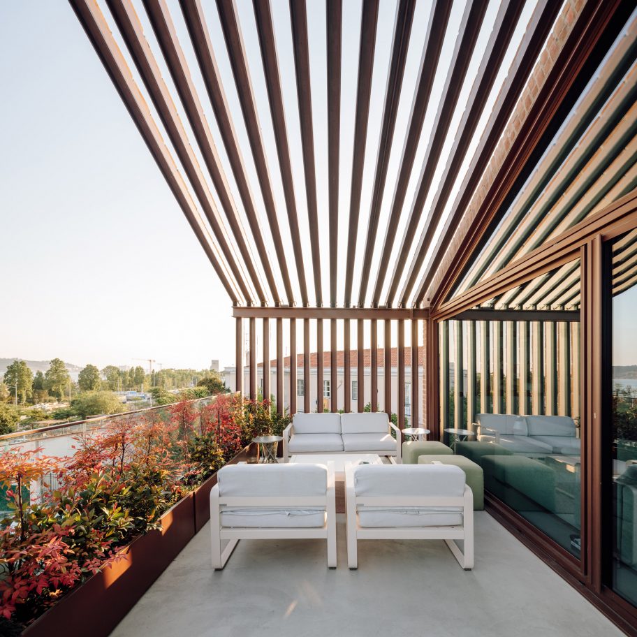 Casa Altinho by António Costa Lima Arquitectos