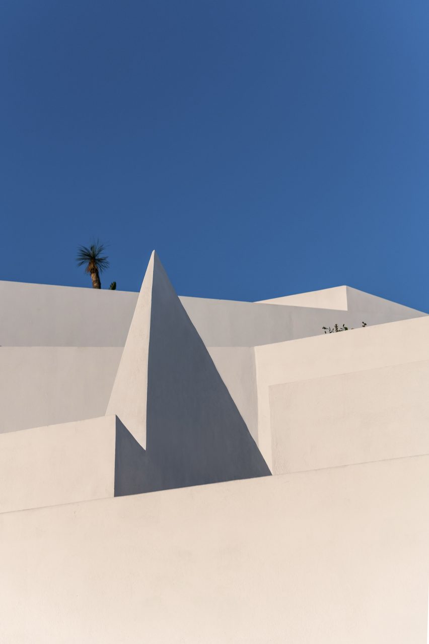 Saint Hotel in Santorini by Kapsimalis Architects