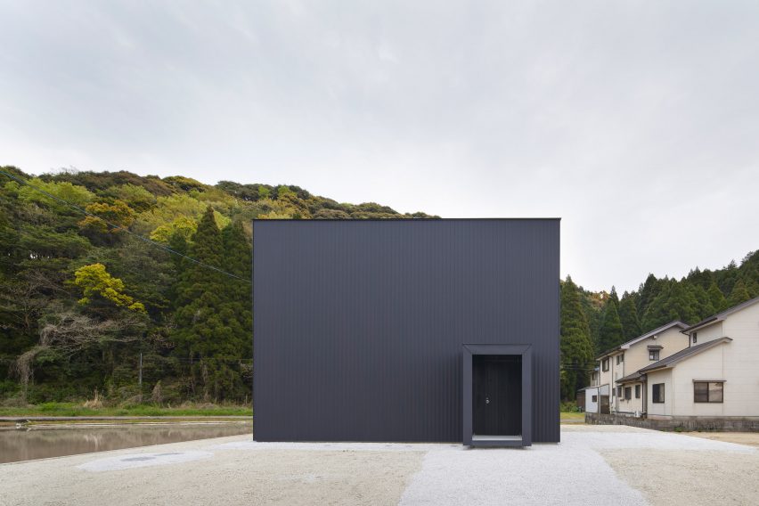 House in Kadogawa by Atelier Kento Eto