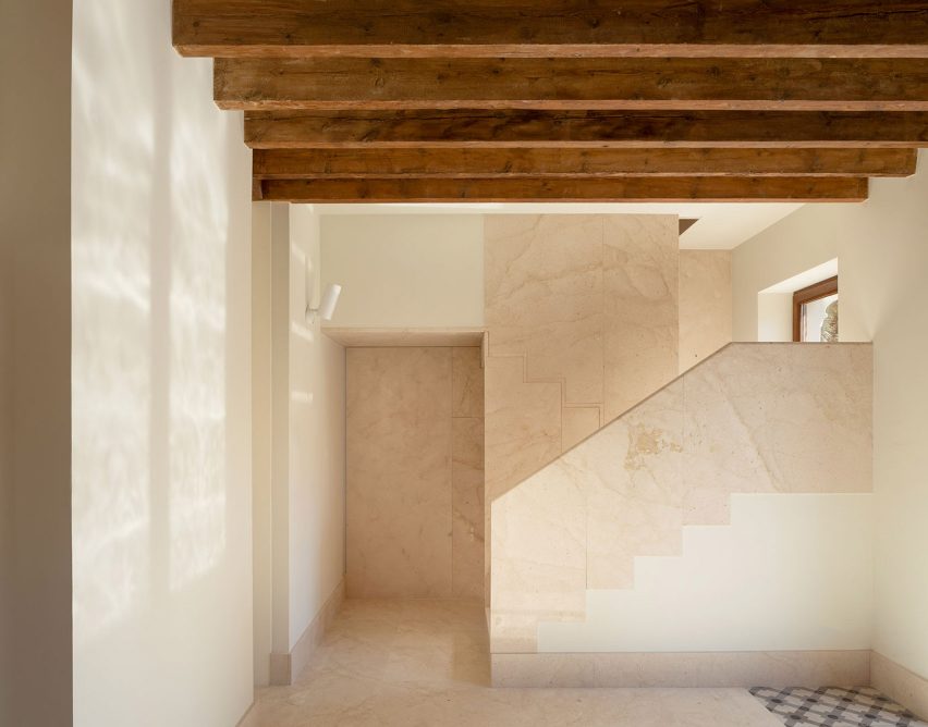 House of Giants by Iterare Arquitectos