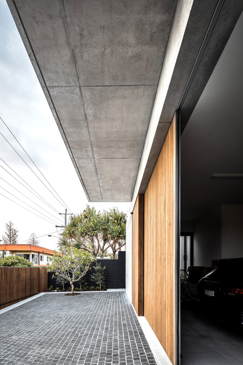 Mermaid Beach Residence by B.E. Architecture