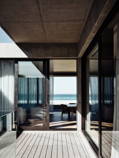 Mermaid Beach Residence by B.E. Architecture