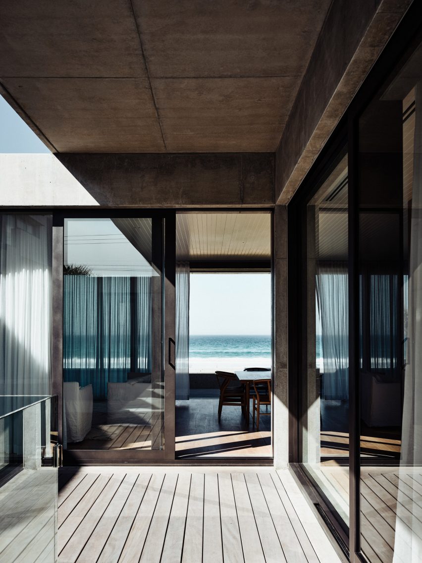 Mermaid Beach Residence by B.E. Architecture