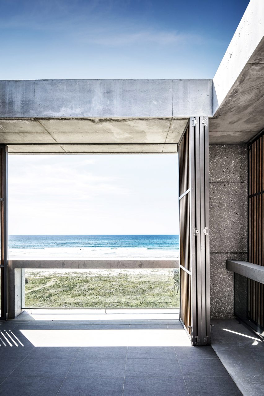 Mermaid Beach Residence by B.E. Architecture