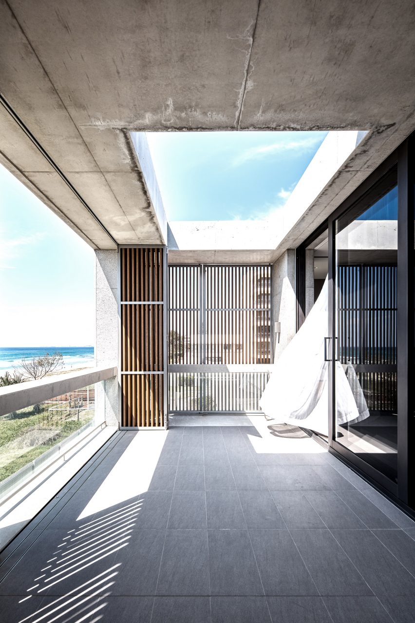 Mermaid Beach Residence by B.E. Architecture