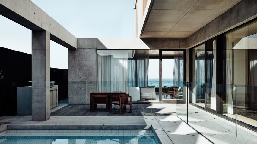 Mermaid Beach Residence by B.E. Architecture