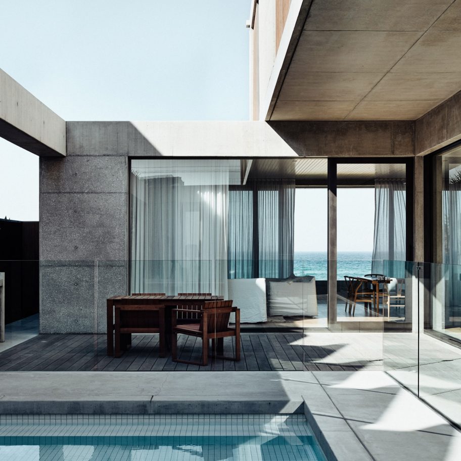 Mermaid Beach Residence by B.E. Architecture