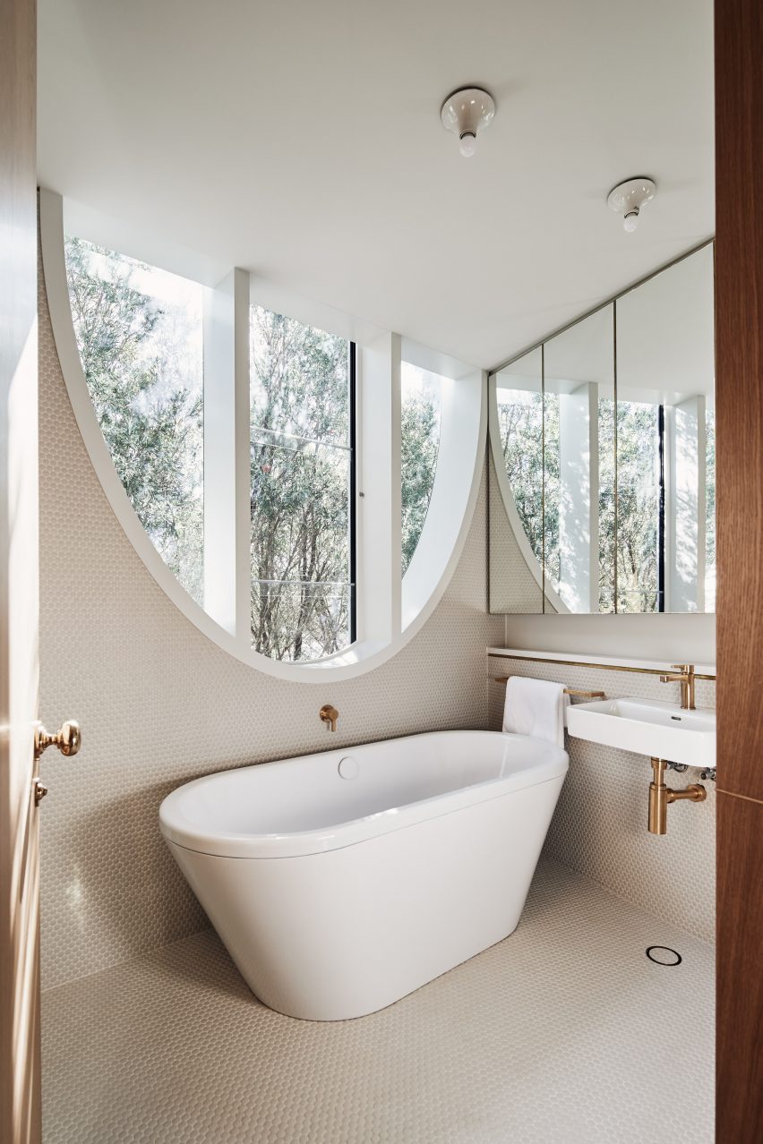 Glebe House by Chenchow Little Architects bathroom
