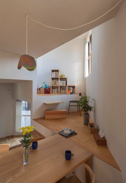House in Takatsuki by Tato Architects dining table